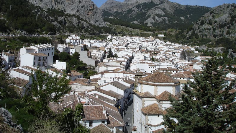 Escapadas: visita el idílico pueblito blanco andaluz que tiene 2000 habitantes y estos atractivos.