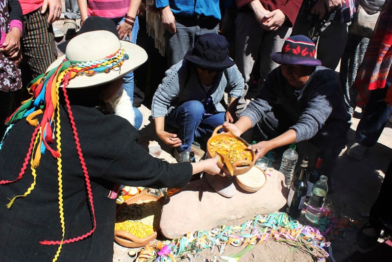 Durante las ceremonias en honor a la Pachamama, se colocan ofrendas como hojas de coca, alcohol, alimentos y bebidas en una hoyada. (Foto: Pexels)