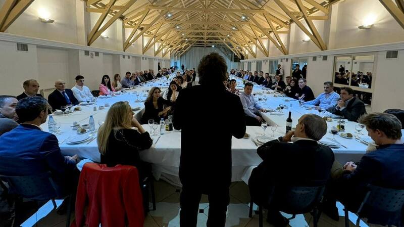 Manuel Adorni, Martín Menem, Karina Milei, Javier Milei, Guillermo Francos, Santiago Caputo y Patricia Bullrich en la cabecera de esa cena
