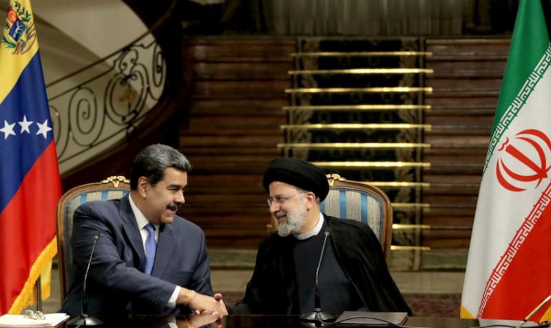 El presidente de Venezuela, Nicolás Maduro, con su entonces par de Irán, Ebrahim Raisi, en 2022