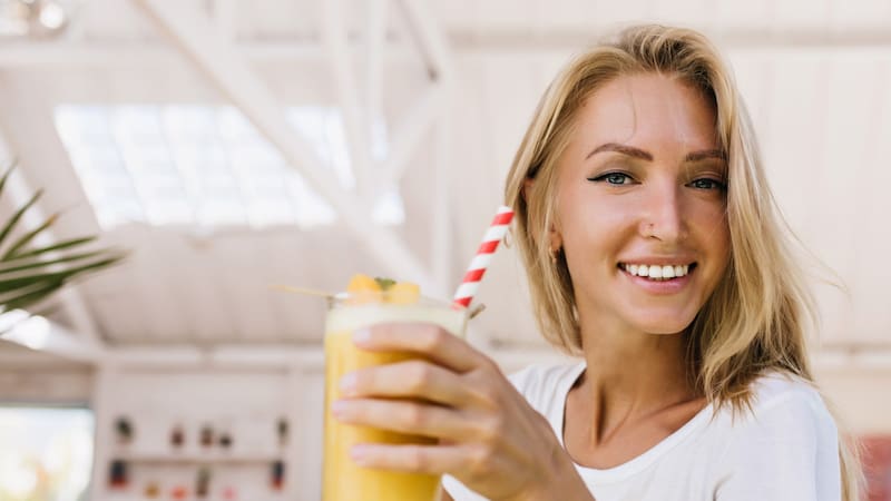 Los beneficios antioxidantes de este batido ayudan a retrasar los signos del envejecimiento.