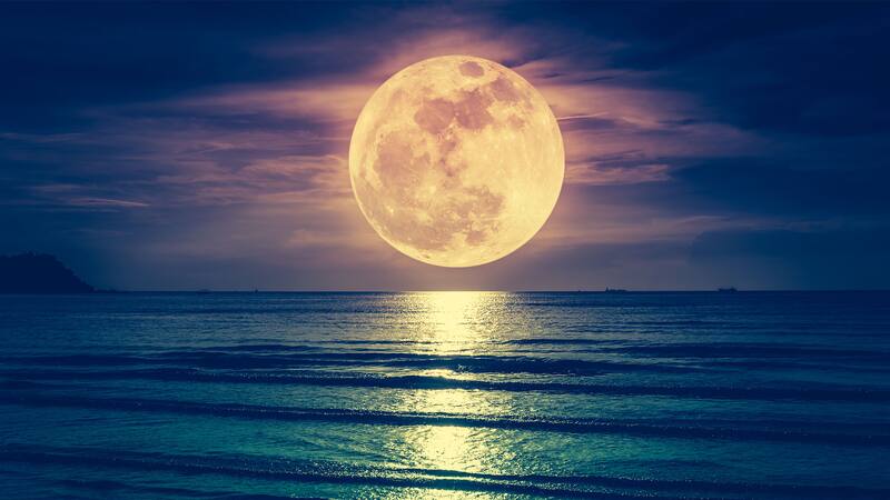 Se cree que la energía de la luna llena es más fuerte y concentrada que en otras fases de la luna, lo que la hace ideal para realizar rituales.