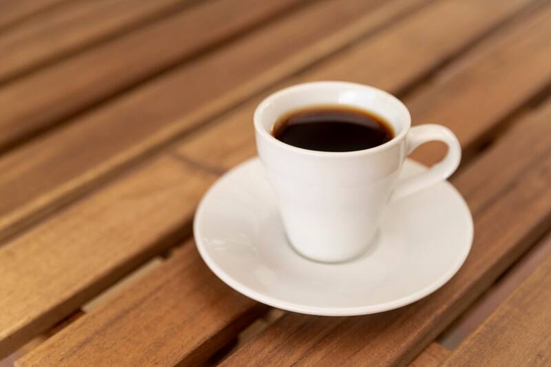 El café negro y el cappuccino con doble espresso son opciones ideales para comenzar la mañana con energía. (Fuente: Freepik)