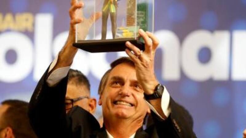 Bolsonaro exhibe un muñeco con su anhelo por la presidencia