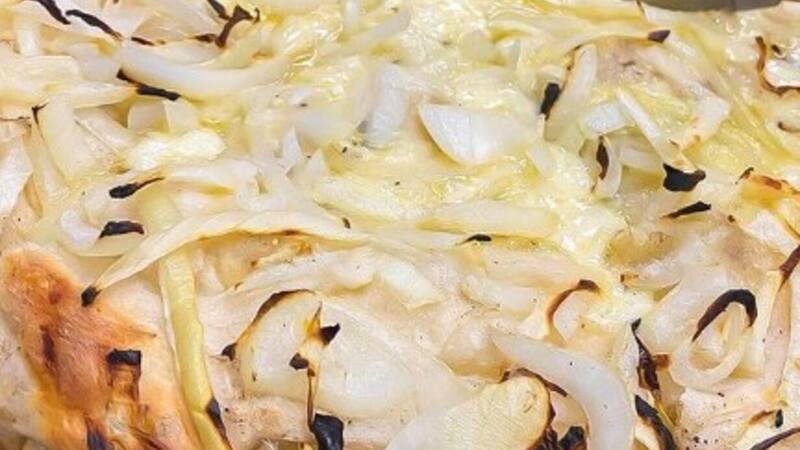 La fugazzeta rellena con doble masa y una combinación secreta de quesos y cebolla es uno de los platos estrella.