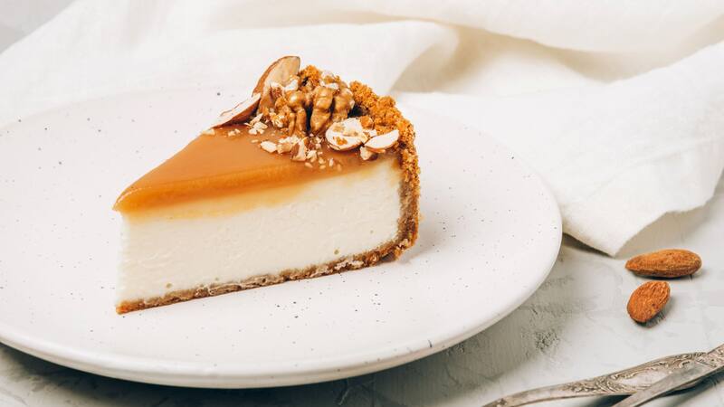 Largas colas para comprar una deliciosa tarta de queso en Madrid: los detalles que la hacen tan buscada.