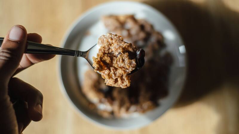 La avena y las ciruelas pasas, además de ser saludables, son increíblemente sabrosas y versátiles en la cocina.