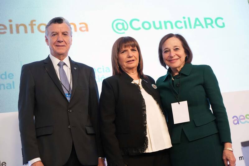 Patricia Bullrich, con Mario Grinman y Susan Seagal, en el Council.