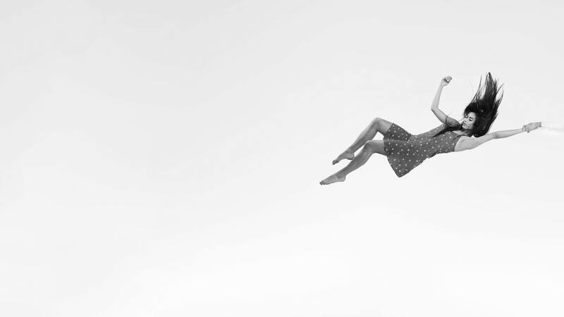 ¿Te has despertado sobresaltado tras un sueño en el que caías al vacío? Descubre qué puede estar detrás de esta experiencia tan común.