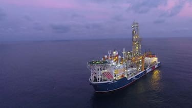Plataforma petrolera y vista aérea del mar con tecnología offshore