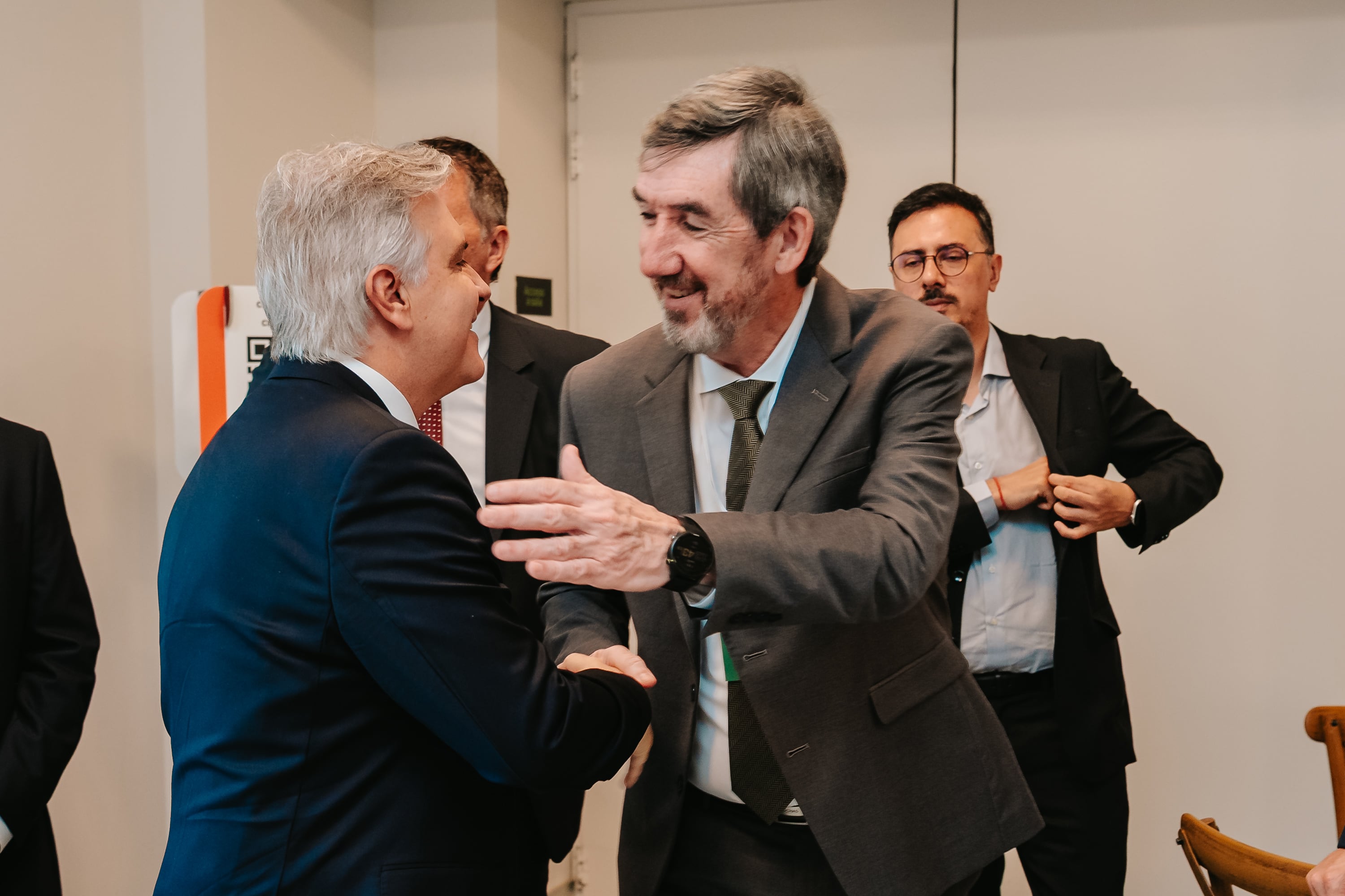 Marcelo Uribarren (UIC) con el Gobernador de Córdoba Martín Llaryora