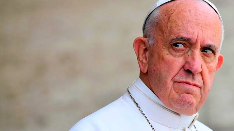 Escándalo en la Iglesia Católica: un grupo de sacerdotes es acusado de rezar por la muerte del Papa Francisco.