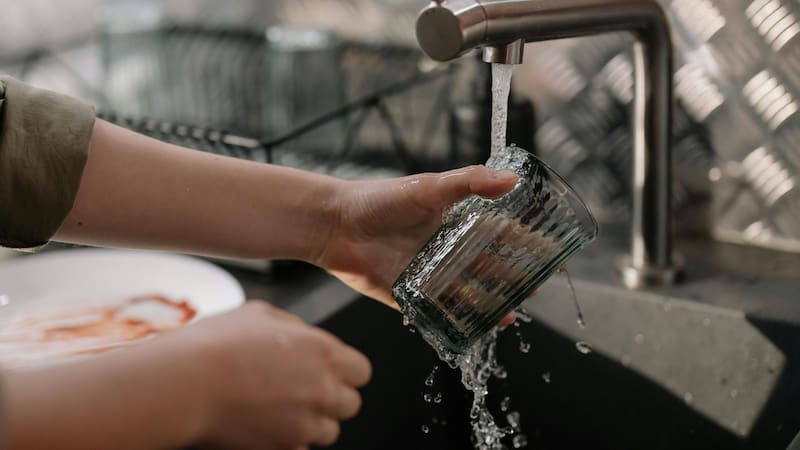 El ahorro de agua en el hogar es vital para preservar este recurso esencial para la vida