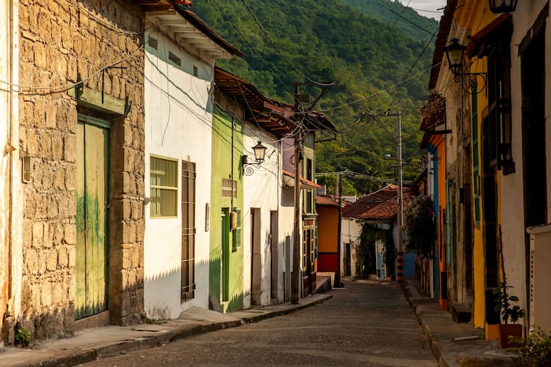No es Villa de Leyva ni Barichara: el pueblo colonial con calles empedradas y vista al Magdalena que sigue siendo un secreto. (Imagen: Shutterstock)