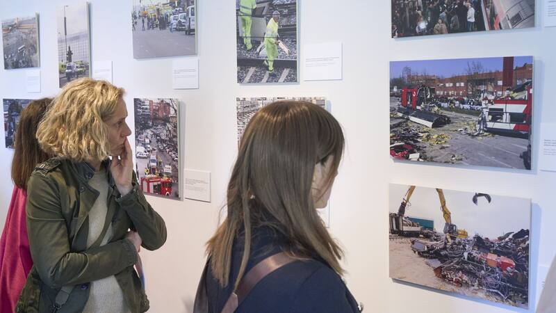 Inauguran una muestra fotográfica en homenaje a las víctimas del atentado terrorista del 11-M.
