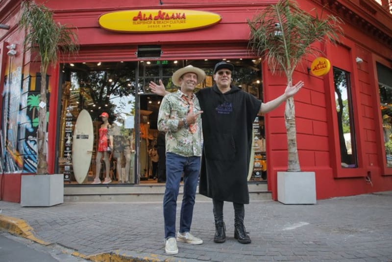 Fernando Aguerre junto al músico Fernando Ruíz Díaz en la inauguración de su local porteño.