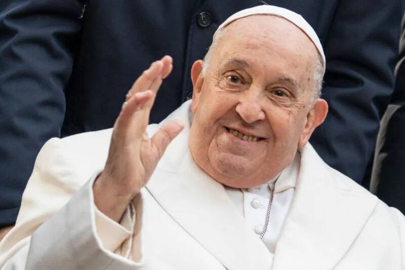 El papa Francisco asegura que se puede encontrar la fe católica en el humor. Fuente: Archivo.