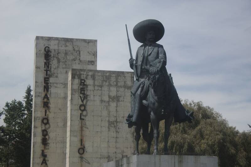 Emiliano Zapata, símbolo de la Revolución Mexicana, aparece junto a un campesino en la moneda, resaltando su lucha por los derechos agrarios. Fuente: Álvaro de la Paz Franco en Wikimedia Commons.