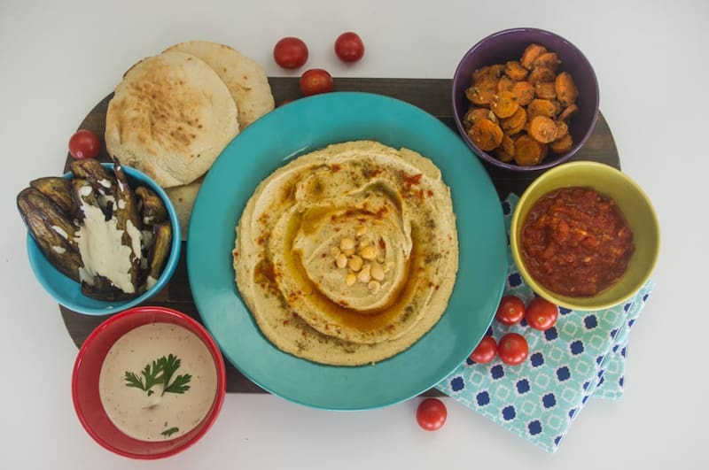 El hummus es una receta tradicional de Medio Oriente que se prepara rápido y fácil.