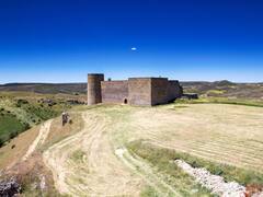 Le dicen la "ciudad del cielo": dónde queda el enigmático pueblito que convirtió su castillo en un cementerio