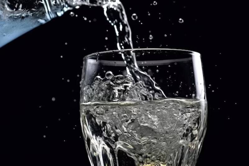 Es necesario consumir mínimo 8 vasos por día. (Foto: archivo)