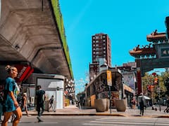 Autos de lujo y boliches: el polo comercial bajo las vías del tren Mitre avanza en su segunda etapa