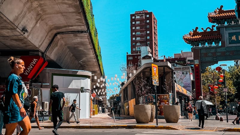Autos de lujo y boliches: ViaViva, el polo comercial bajo las vías del tren Mitre, avanza en su segunda etapa