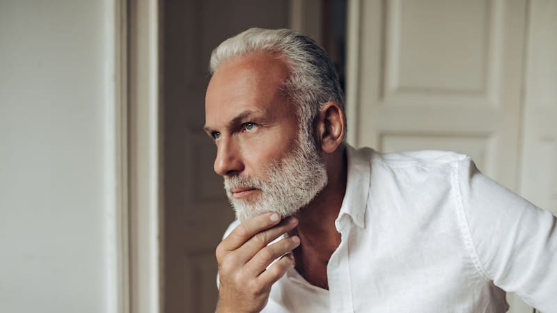 Sin perder tu estilo propio, un buen corte de cabello rejuvenecerá tu apariencia.