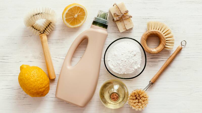 La mezcla casera de bicarbonato y detergente para la limpieza.