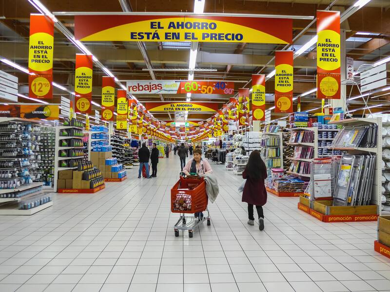 Se estima que unas 70.000 familias van a recibir estas tarjetas con las que podrán hacer compras mensuales de alimentos y productos de primera necesidad. (Imagen: archivo)