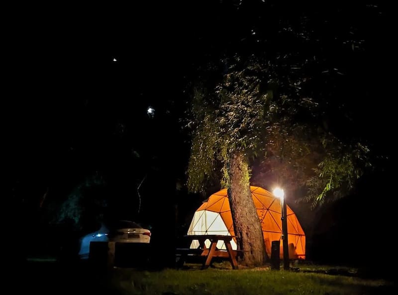 Con tarifas ajustadas a la temporada, Los Maitenes ofrece estadías accesibles y una experiencia cercana a la naturaleza (Fuente: @campinglosmaitenes / Instagram)