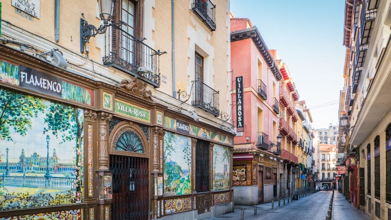 El Barrio de las Letras, en Madrid, no solo tiene una agitada vida nocturna: ahora, se le suma una diversa movida durante el día. Foto: Shuttersotck.