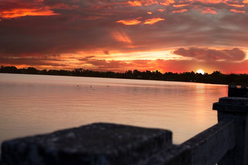 Atardecer en la Laguna de Monte. San Miguel del Monte es ideal para una escapada de verano (Fuente: monte.gob.ar)