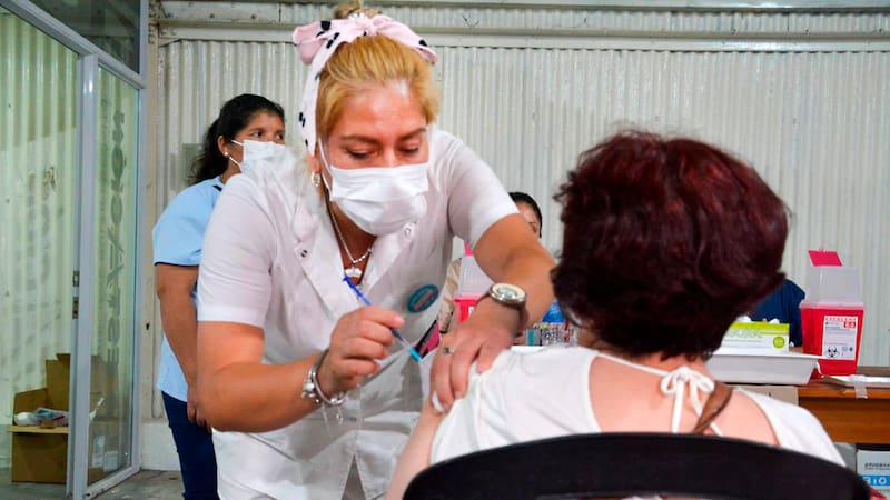 Este mes se inmunizará con la cuarta dosis de la vacuna COVID a ciertos grupos.