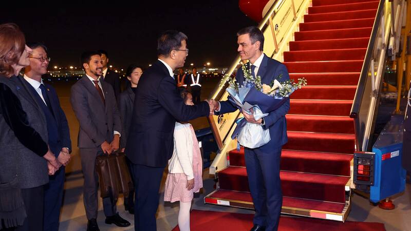 El PSOE acusa a Feijóo de "desnortamiento internacional" y defiende el viaje de Sánchez a China.