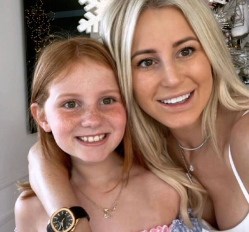 Pixie Curtis junto a su mamá, Roxy Jacenko.