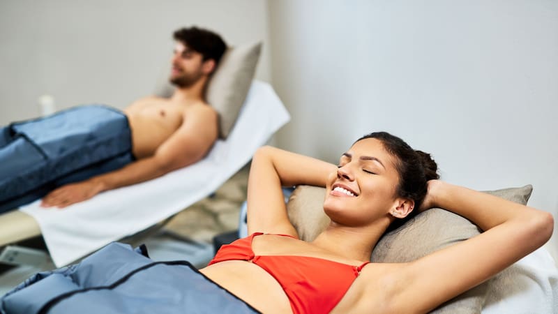 Su funcionamiento implica el uso de una envoltura conectada a un dispositivo compresor de aire.