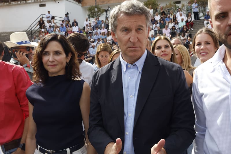 Alberto Núñez Feijóo percibe más de 59.000 euros anuales, mientras que Isabel Díaz Ayuso supera los 103.000 euros. (Fuente: EFE / J.P. Gandul)
