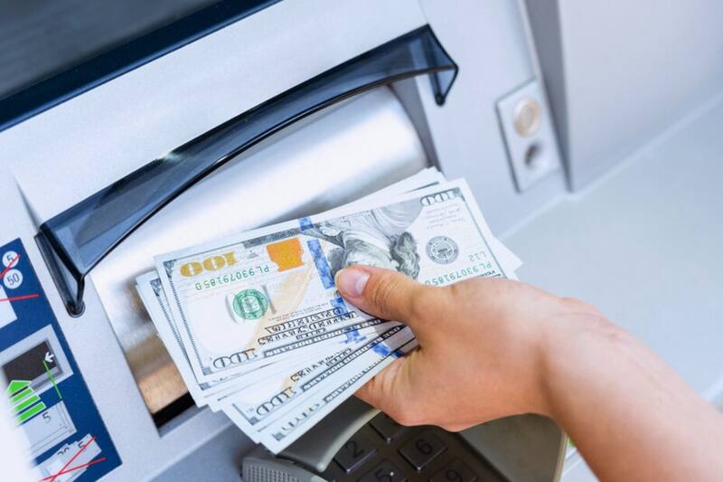 Los fondos de la cuenta bancaria embargada se congelan al momento en el que se entrega el aviso por correo. Fuente: archivo.