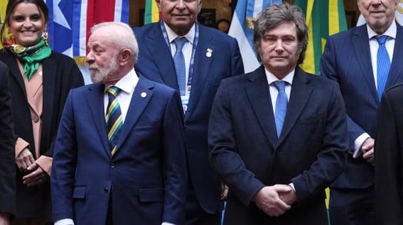 Milei llega a la cumbre del Mercosur: el nuevo frente de tensión regional que enfrentará tras la salida de Adorni