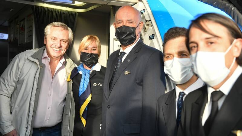 Alberto Fernández, en el avión chárter de Aerolíneas Argentinas que lo llevó a Madrid, se sacó las fotos de rigor con la tripulación del vuelo.