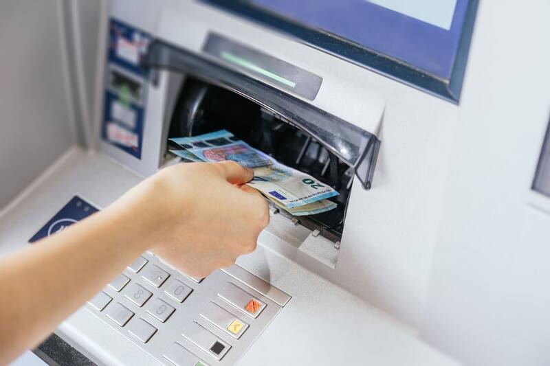 Muchas de las entidades financieras ingresan la pensión este mes alrededor del día 25. ¿Cuándo cobro, según mi banco? (Imagen: Shutterstock)