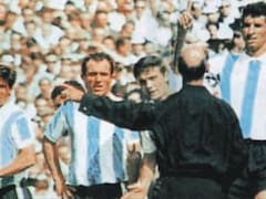 De la expulsión de Rattín a la Mano de Dios: las polémicas arbitrales que marcaron cada Argentina - Inglaterra