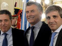 Macri tomó juramento a Dujovne y Caputo