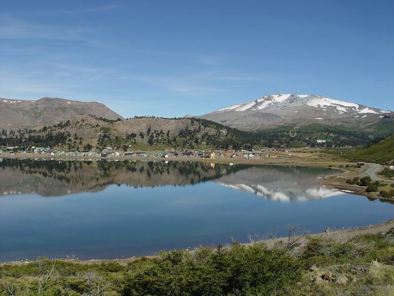 Vista del Lago Caviahue y de la localidad de Caviahue, desde el camino que conduce a Copahue (Fuente: Dangelin5 en Wikimedia Commons)