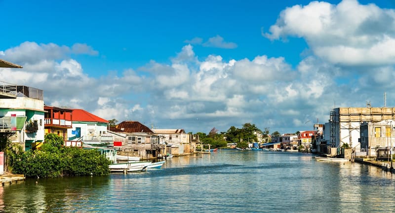 Belice está ubicado en la costa este de América Central, con riberas en el mar Caribe hacia el este y una selva densa al oeste Fuente; Freipick).