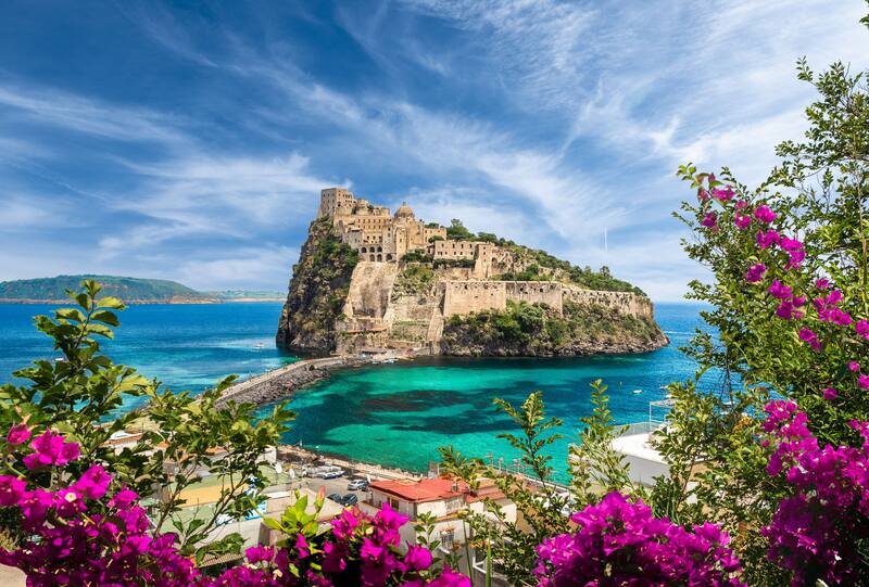 Ischia ha atraído la atención de los viajeros después de aparecer de forma destacada en la novela de Elena Ferrante "My Brilliant Friend".