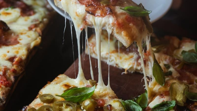 En la avenida Corrientes, una pizzería legendaria guarda el secreto de su popularidad.