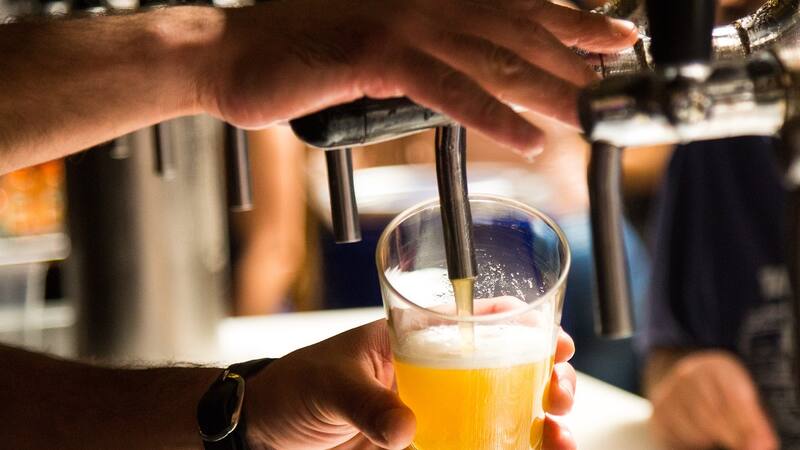 Pese a la caída del consumo, por la ola de calor subió 20% la demanda de cerveza