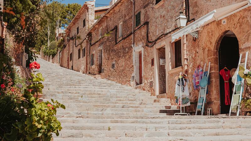 Pollensa, un tranquilo municipio de 15.000 habitantes formado por bonitas callejuelas que destilan historia y tradición. Fuente: www.abcmallorca.es